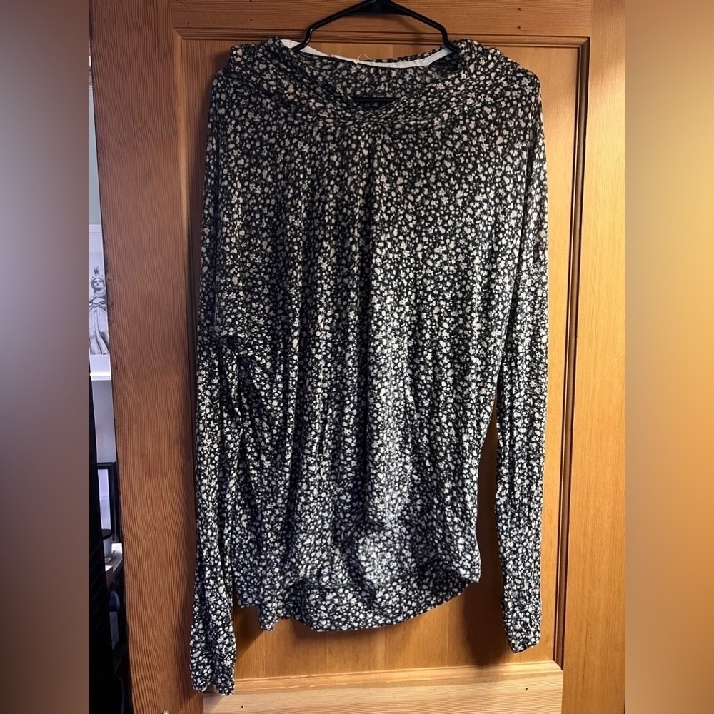 Brandy Melville x John Galt Women’s black ditzy floral hooded long sleeve shirt
